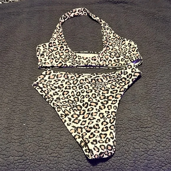 Bikini - Picture 1 of 3